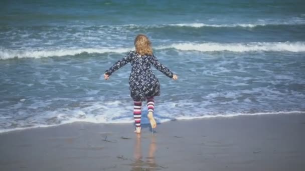 Vídeo Câmera Lenta Menina Correndo Brincando Praia Com Ondas Snd — Vídeo de Stock