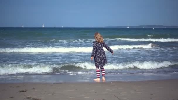 Slow Motion Video Running Girl Playing Beach Waves Snd — Stock Video
