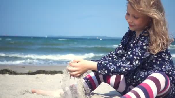 Slow Motion Video Running Girl Playing Beach Waves Snd — Stock Video