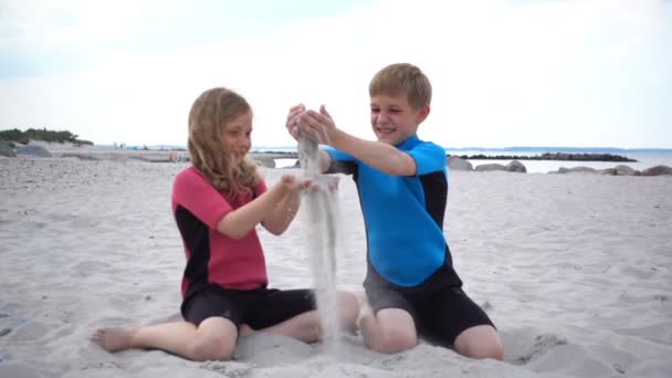 Відео Повільного Руху Двох Щасливих Дітей Неопренових Купальниках Бігають Пляжі — стокове відео