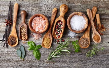 Ahşap bir arka planda baharatlar ve otlar