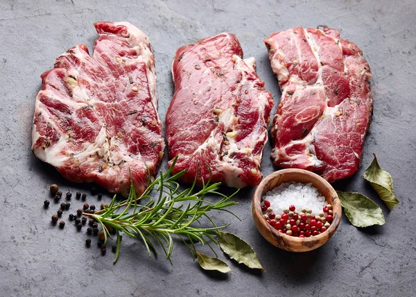 Carne de porco com temperos — Fotografia de Stock