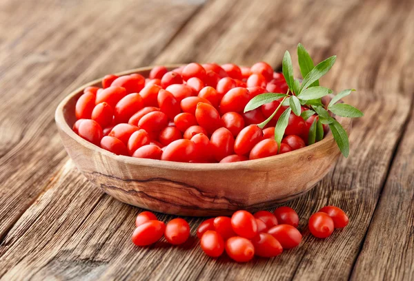 Bayas de Goji sobre un fondo de madera — Foto de Stock