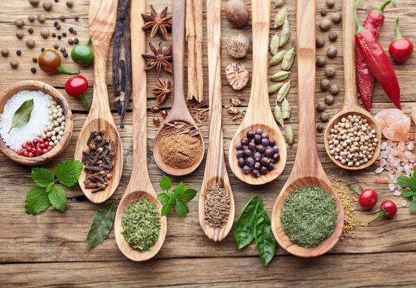Специи с травами на деревянном фоне
