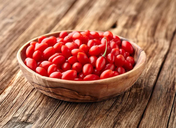 Baies de Goji dans une assiette en bois — Photo