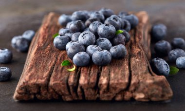 yaban mersini bir ahşap tahta üzerinde