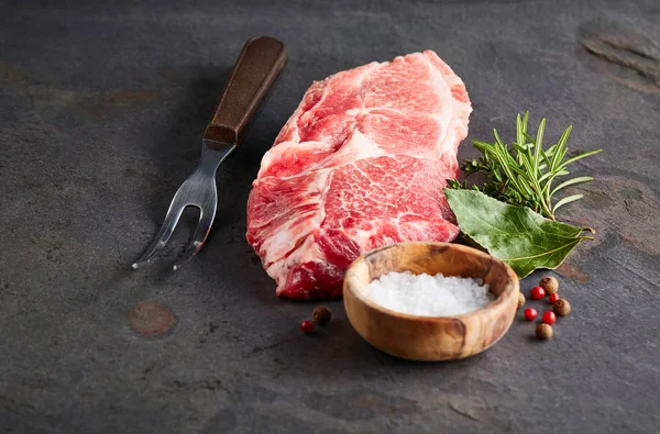 Carne de porco com temperos — Fotografia de Stock