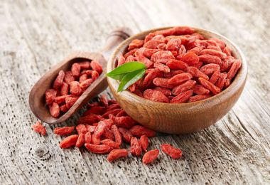 Goji berry ahşap arka plan üzerinde