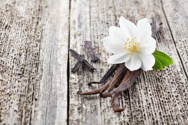 Yasemin ile vanilya bir ahşap tahta üzerinde