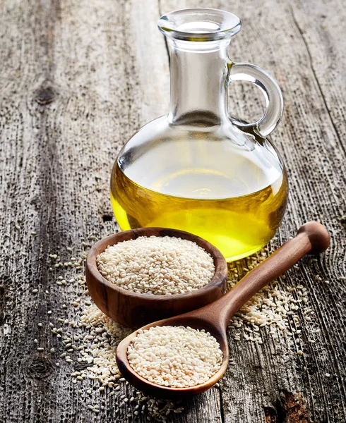 Sesame oil with seeds — Stock Photo, Image