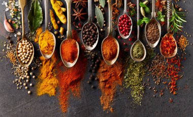siyah arka plan üzerine baharat
