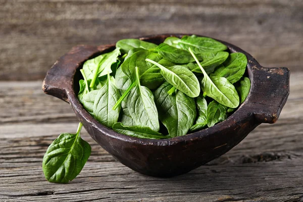 Spinach leaves on a wooden background — Stock Photo, Image