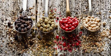 ahşap tahta üzerinde biber