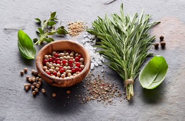 Mutfak aksesuarları, baharatlar ve şifalı otlar.