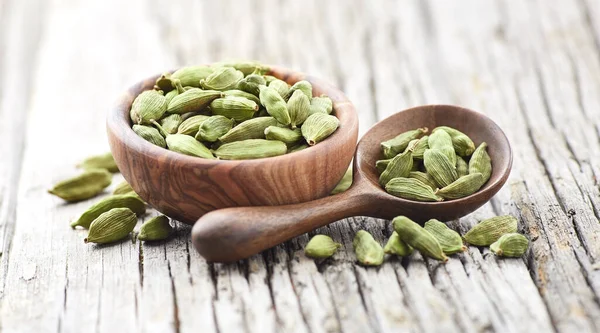 Cialde Cardamomo Verde Tavola Legno — Foto Stock