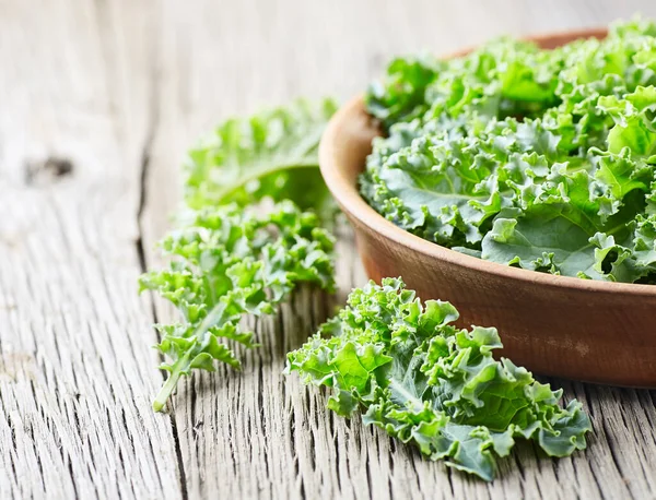 Kale Krullende Kool Houten Achtergrond — Stockfoto