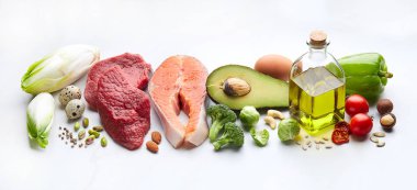 Beyaz arka planda ketojenik gıdalar. Keto konsepti