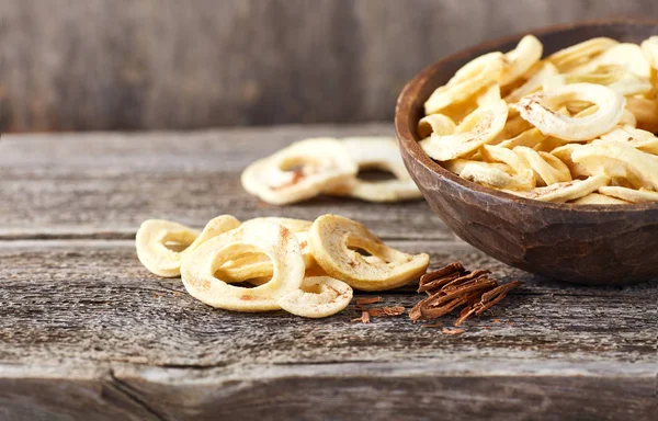 Apple Chips Med Kanel Pulver Trä Bakgrund — Stockfoto