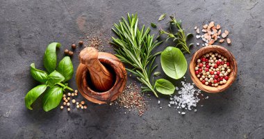 Siyah arka planda bitkiler ve baharatlar