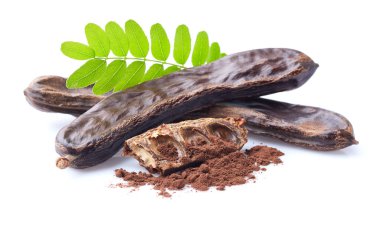 Beyaz arka planda yaprakları olan keçiboynuzu fasulyesi.