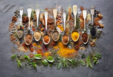 Grafit tahtasında baharatlı otlar 