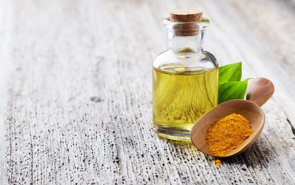 Olio Essenziale Curcuma Con Polvere Fondo Legno — Foto Stock