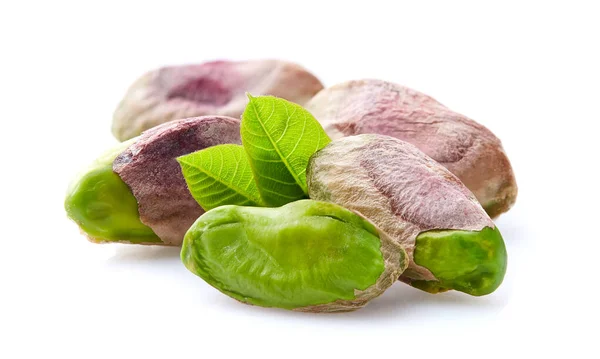 Núcleo Pistacho Con Hojas Sobre Fondo Blanco — Foto de Stock