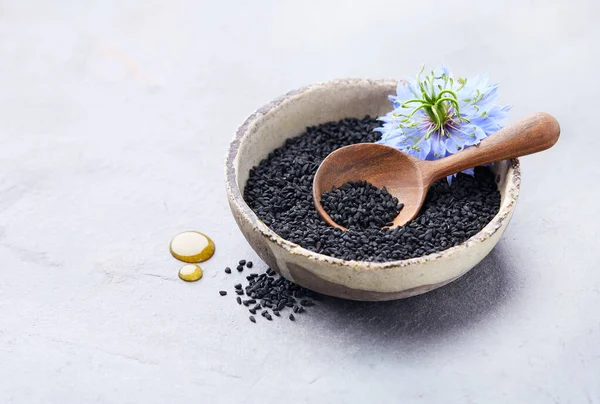 Nigella Sativa Çiçekli Siyah Kimyon Tohumları Gri Arka Planda Yağ — Stok fotoğraf