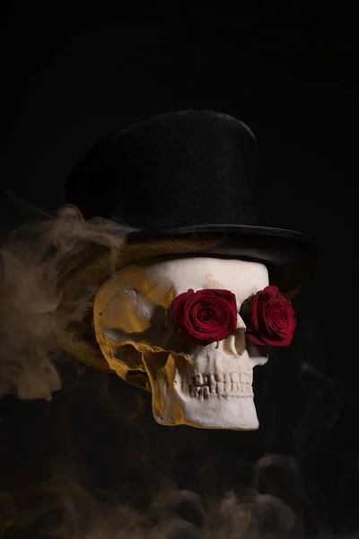 Crânio em tophat com rosas — Fotografia de Stock