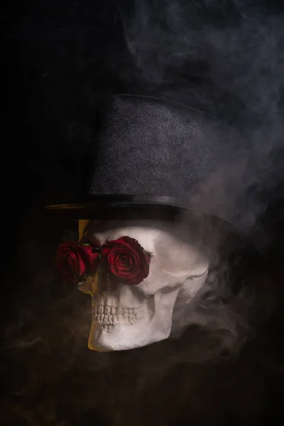 Totenkopf in Zylinder mit Rosen — Stockfoto