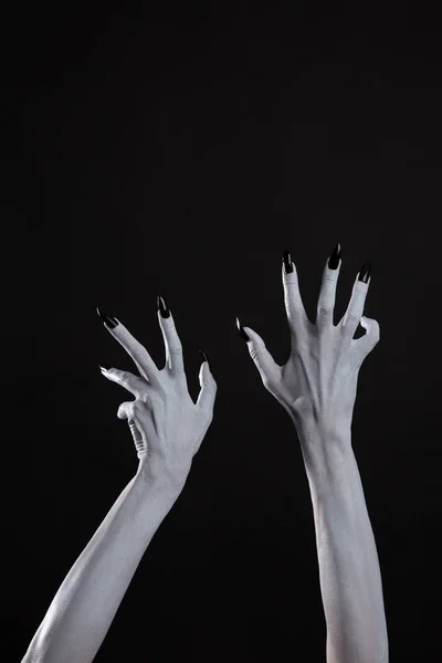 Mãos assustadoras com unhas pretas — Fotografia de Stock