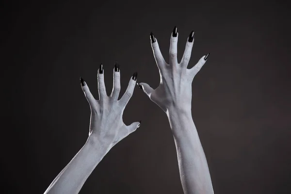 Upiorny ręce z czarne paznokcie — Zdjęcie stockowe