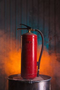 Kırmızı yangın söndürücü 