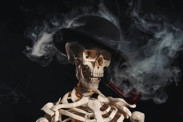 Skelettet i bowler hat röka pipa — Stockfoto