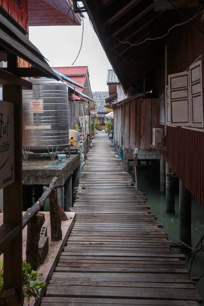 KOH CHANG, THAILAND - 3 APRIL, 2015: Houses on stilts in the fishing village of Bang Bao, Koh Chang, Thailand — Stock Image Koh Chang Thailand April 2015 Houses Stilts Fishing Village Bang Stock Picture