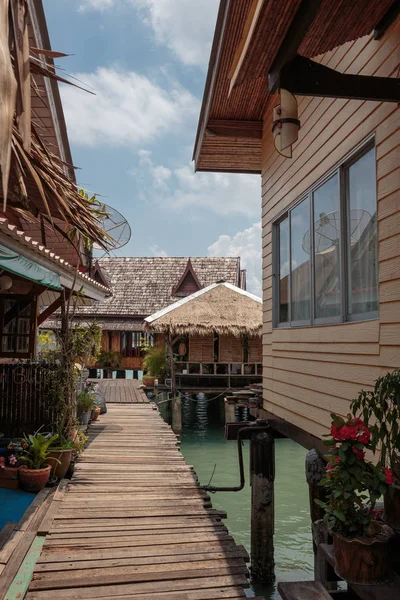 Houses on stilts in the fishing village of Bang Bao, Koh Chang, Thailand — Stock Image Houses Stilts Fishing Village Bang Bao Koh Chang Thailand Stock Photo