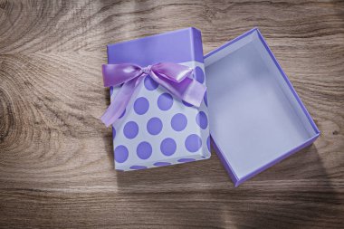 fiyonklu hediye kutusu