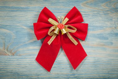 Çanlar çalan kırmızı fiyonk