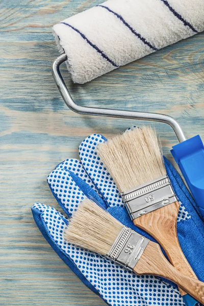 Paint roller, brushes and safety gloves — Stock Photo, Image