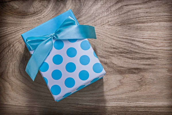 Caja de regalo azul con lazo — Foto de Stock