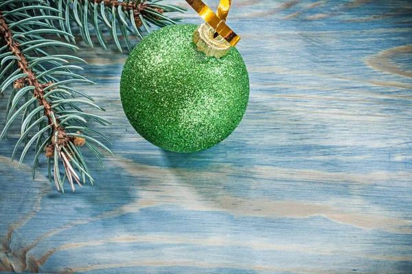 Gren och grön jul bollen — Stockfoto