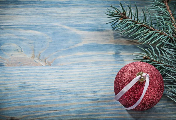Κλαδί έλατου και Χριστουγεννιάτικη μπάλα — Φωτογραφία Αρχείου