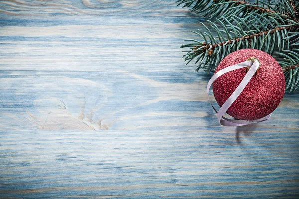 Ramo de abeto e bola de Natal — Fotografia de Stock