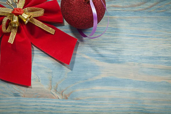 Red Christmas ball and bow — Stock Photo, Image