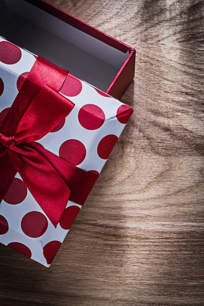 Caja de regalo con cinta de satén — Foto de Stock