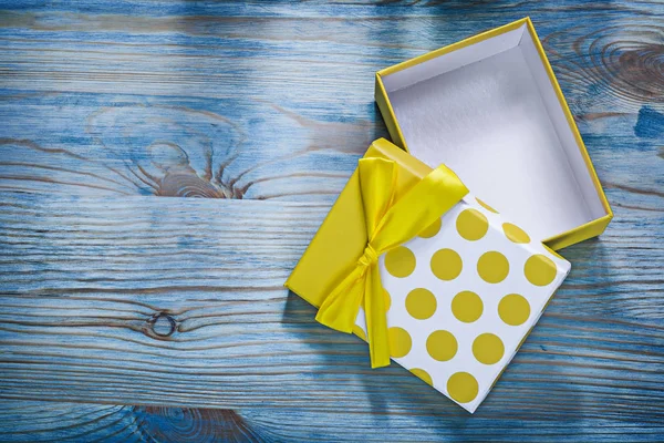 Caja de regalo amarillo — Foto de Stock