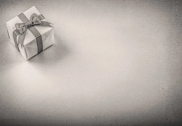 Завернутая коробка подарков — стоковое фото