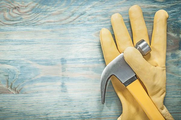 黄色的皮革安全手套和锤子 — 图库照片
