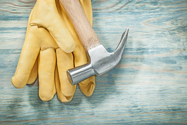 Geel leder veiligheidshandschoenen en hammer — Stockfoto