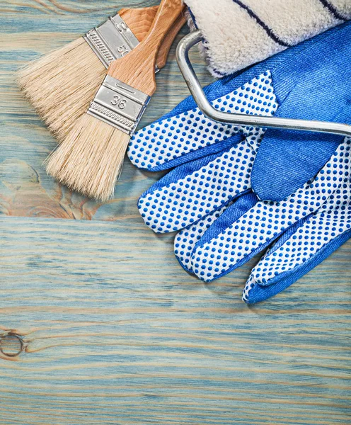 Schutzhandschuhe mit Pinsel und Farbroller — Stockfoto